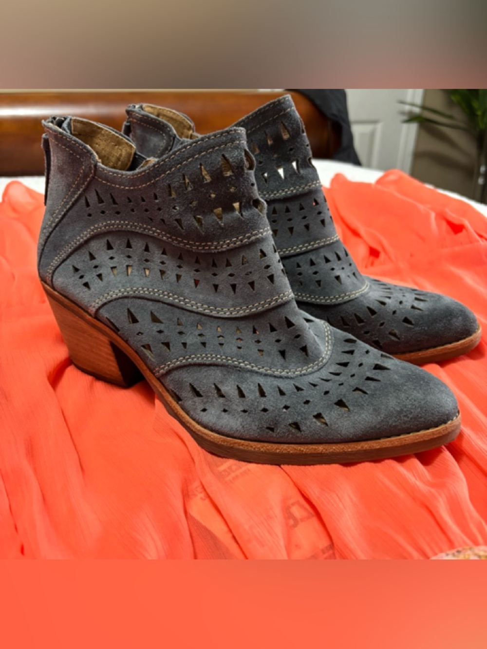 Sofft Grayish Blue Suede Laser-Cut Ankle Booties Sz 8.5 Great Condition!!!